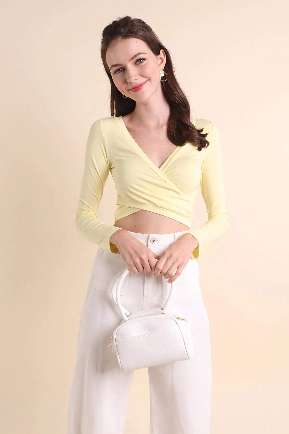 MADEBYNM BASICS EVIE V-NECK LONG SLEEVE CROPPED TOP IN PALE DAFFODIL